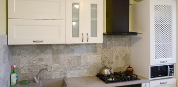 угловая кухня с белыми фасадами из натурального дерева на заказ в Минске