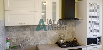 угловая кухня с белыми фасадами из массива на заказ в Минске