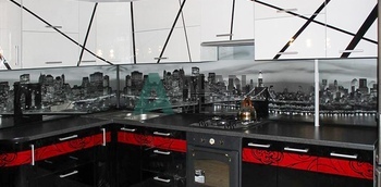 современная угловая кухня с крашенными фасадами и фотоскиналив минске