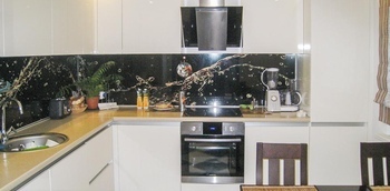 Угловая кухня в стиле минимализм белого цвета без ручек от производителя