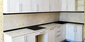 светлая кухня из натурального дерева с ручками по выгодной цене