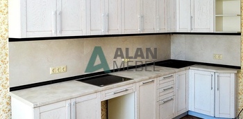 светлая кухня из массива дерава с ручками по выгодной цене