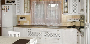 Классическая белая кухня из натурального дерева на заказ