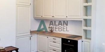 белая маленькая кухня из массива ясеня по индивидуальному размеру