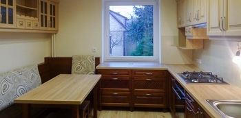 Угловая кухня из натурального дерева с темним низом и светлым верхом от производителя