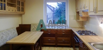 Угловая кухня из массива ясеня с темним низом и светлым верхом от производителя