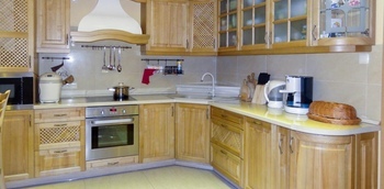 бежевая угловая кухня из натурального дерева по выгодной цене