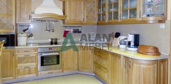 бежевая угловая кухня из массива ясеня по выгодной цене