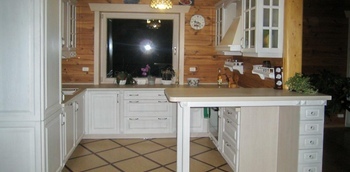 белая п-образная кухня из натурального дерева с барной стойкой на заказ