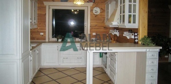 белая п-образная кухня из массива ясеня с барной стойкой на заказ