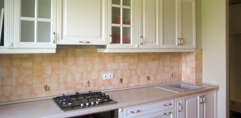 Прямолинейная кухня из натурального дерева белого цвета в минске на заказ