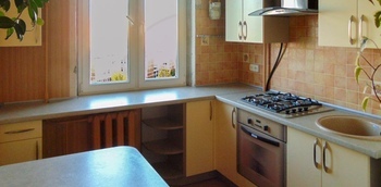 Угловая бюджетная кухня из пластика