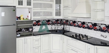 стильная белая угловая кухня из массива дерева с черной столешницей в Минске