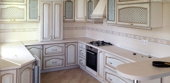 светлая п-образная кухня из натурального дерева с барной стойкой на заказ