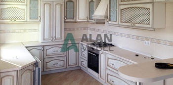 светлая п-образная кухня из массива дерева с барной стойкой на заказ