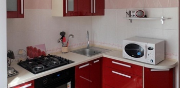 Кухня бордовая