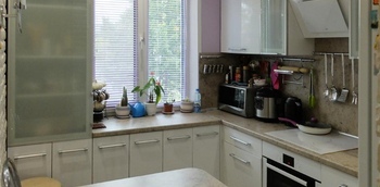 Белая угловая кухня из пластика с ручками на заказ в минске