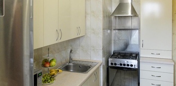 Угловая кухня из пластика