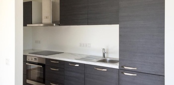 прямая кухня под дерево серого цвета и белой столешницей под камень на заказ