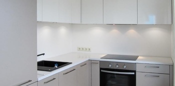 стильная угловая маленькая кухня в квартиру с верхними фасадами белого цвета на заказ