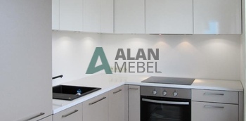 стильная угловая маленькая кухня в квартиру с верхними фасадами белого цвета на заказ