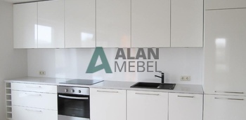 прямая кухня с белыми глянцевыми фасадами по индивидуальным размерам на заказ