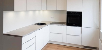 белая глянцевая кухня угловая без ручек и серой столешницей на заказ в квартиру