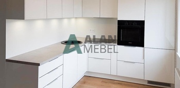 белая глянцевая кухня угловая без ручек и серой столешницей на заказ в квартиру