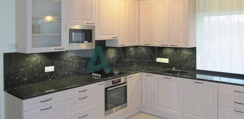 угловая кухня в классическом стиле с бежевыми фасадами и черной столешницей на заказ