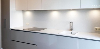 прямая кухня с белыми глянцевыми фасадами по индивидуальным размерам на заказ в минске