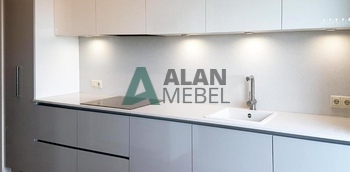 прямая кухня с белыми глянцевыми фасадами по индивидуальным размерам на заказ в минске