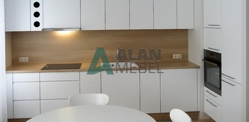 встроенная белая кухня с матовыми фасадами из пластика со скрытыми ручками