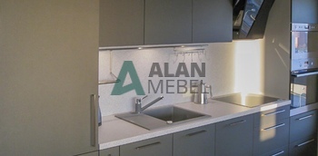 прямая кухня с матовыми фасадами серого цвета и столешницей из постформинга