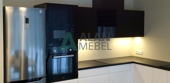 стильная угловая кухня с нижними фасадами белого матового цвета без ручек