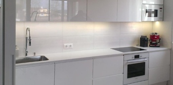 прямая кухня с глянцевыми белыми фасадами без ручек по индивидуальному размеру