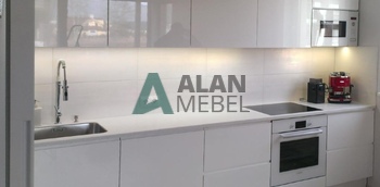 прямая кухня с глянцевыми белыми фасадами без ручек по индивидуальному размеру