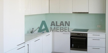 простая кухня угловая с глянцевыми фасадами белого цвета по индивидуальному размеру