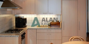 угловая бежевая кухня из пленочного МДФ со столежницей под камень в Минске