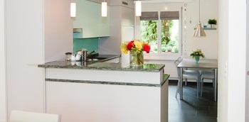 Кухня современная угловая светлого цвета с барной стойкой для коттеджа на заказ