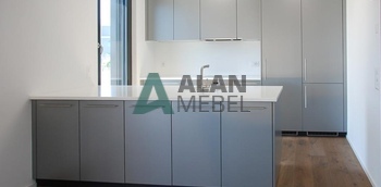 минималистичная матовая кухня серого цвета с островом на заказ