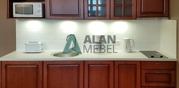 прямая встроенная кухня с фасадами в классическом стиле и столешницей белого цвета на заказ