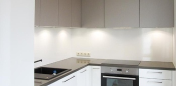 Кухня современная угловая бело-серого цвета небольшого размера на заказ в минске