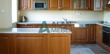 угловая кухня карамельного цвета в классическом стиле и белой столешницей по размерам заказчика