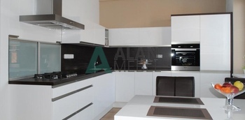 большая современная угловая кухня с белыми фасадами для частного дома на заказ