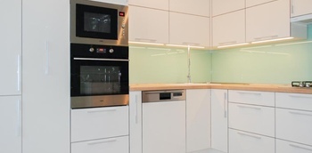 угловая глянцевая кухня с белыми фасадами из крашеного мдф на заказ по индивидуальным размерам