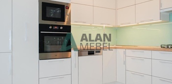 угловая глянцевая кухня с белыми фасадами из крашеного мдф на заказ по индивидуальным размерам