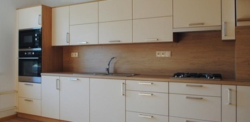 бежевая прямая кухня с фасадами под дерево с ручками по индивидуальному размеру на заказ