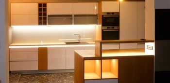 современная встроенная прямолинейная кухня в светлых оттенках на заказ