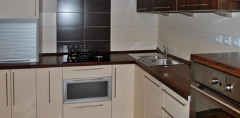 угловая кухня под дерево с темным верхом и светлым низом по индивидуальному размеру