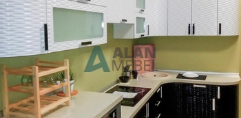 угловая радиусная кухня с 3D фасадами с белым верхом и темным низом на заказ